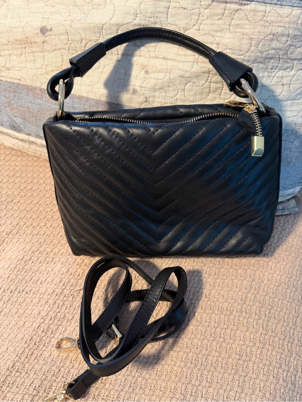 Quilted Chevron Leather Crossbody Bag in Black. Borse in Pelle